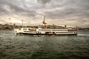 Boğazdaki deniz yolculuğundan güzel manzaralı turistik yerler. Türk buharlı gemileri, Altın Boynuz manzaralı..