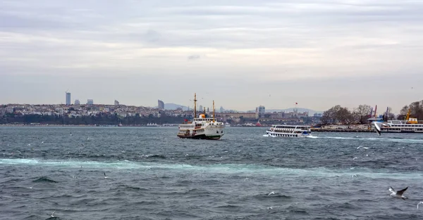 Boğazdaki Deniz Yolculuğundan Güzel Manzaralı Turistik Yerler Türk Buharlı Gemileri — Stok fotoğraf