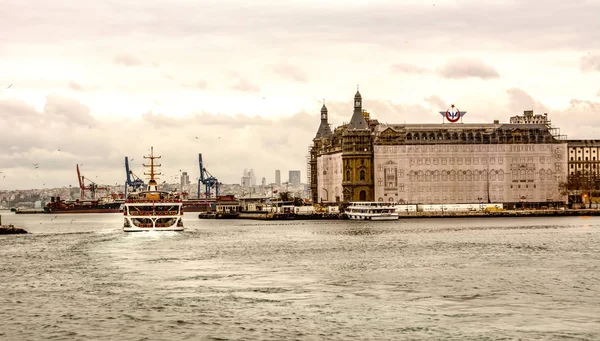 Boğazdaki deniz yolculuğundan güzel manzaralı turistik yerler. Türk buharlı gemileri, Altın Boynuz manzaralı..
