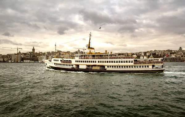 Vacker Utsikt Över Turistiska Landmärken Från Sjöresa Bosporen Turkisk Ångbåt — Stockfoto