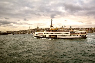 Boğazdaki deniz yolculuğundan güzel manzaralı turistik yerler. Türk buharlı gemileri, Altın Boynuz manzaralı..