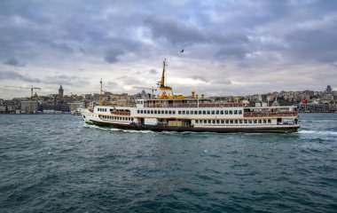 Boğazdaki deniz yolculuğundan güzel manzaralı turistik yerler. Türk buharlı gemileri, Altın Boynuz manzaralı..