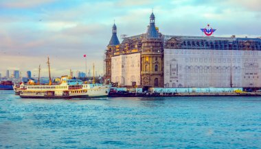 Boğazdaki deniz yolculuğundan güzel manzaralı turistik yerler. Türk buharlı gemileri, Altın Boynuz manzaralı..
