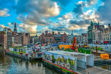 Amsterdam, Hollanda, 15 Ağustos 2014: Amsterdam kanal Singel tipik Hollanda evleri ve yüzen sırasında mavi sabah saat, Hollanda, Hollanda. 