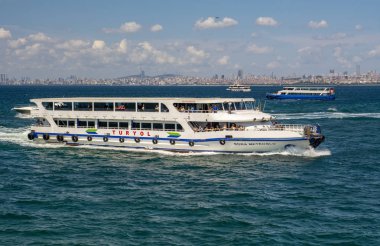 Istanbul, Türkiye 01 Ocak 2019: Türkiye'de Müslüman mimarisi ve su taşıma - güzel manzara turistik yerlerinden denizden Boğaz üzerinde yolculuk. Cityscape gün batımında - Istanbul 'un eski Camii ve Türk vapurlar, görüntülemek Haliç '.