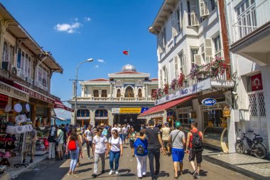 Istanbul, Türkiye, 20 Ağustos 2018: Buyukada ada sokak görünümü. Koç ve atlara Buyukada, Prens Adaları Istanbul bölgesinde