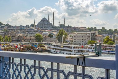 Istanbul, Türkiye'de Ağustos 11, 2018: Haliç karşı Galata Kulesi, Istanbul, Türkiye