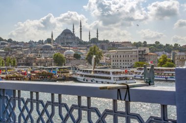Istanbul, Türkiye, 20 Ağustos 2018: Galata Kulesi, Galata Köprüsü, Karaköy bölge ve Haliç, istanbul Türkiye