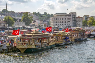 Ekmekiler Istanbul Restoran Teras tekneler Haliç Galata Köprüsü waterfront Kulesi sıcak uskumru balığı balık ekmek Eminönü satan inat