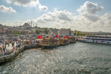 Ekmekiler Istanbul Restoran Teras tekneler Haliç Galata Köprüsü waterfront Kulesi sıcak uskumru balığı balık ekmek Eminönü satan inat
