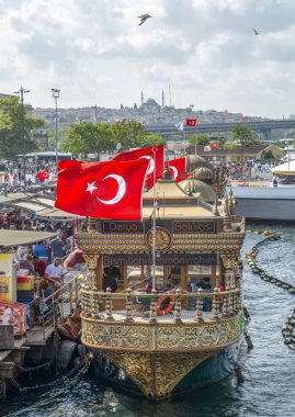 Ekmekiler Istanbul Restoran Teras tekneler Haliç Galata Köprüsü waterfront Kulesi sıcak uskumru balığı balık ekmek Eminönü satan inat