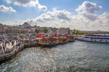 Ekmekiler Istanbul Restoran Teras tekneler Haliç Galata Köprüsü waterfront Kulesi sıcak uskumru balığı balık ekmek Eminönü satan inat