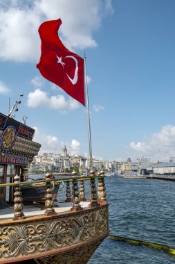 Ekmekiler Istanbul Restoran Teras tekneler Haliç Galata Köprüsü waterfront Kulesi sıcak uskumru balığı balık ekmek Eminönü satan inat
