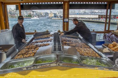 Ekmekiler Istanbul Restoran Teras tekneler Haliç Galata Köprüsü waterfront Kulesi sıcak uskumru balığı balık ekmek Eminönü satan inat