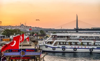 ekmekiler Istanbul, Türkiye, 20 Ağustos 2018: Istanbul Restoran Teras tekneler Haliç Galata Köprüsü waterfront Kulesi sıcak uskumru balığı balık ekmek Eminönü satış