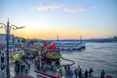 ekmekiler Istanbul, Türkiye, 20 Ağustos 2018: Istanbul Restoran Teras tekneler Haliç Galata Köprüsü waterfront Kulesi sıcak uskumru balığı balık ekmek Eminönü satış