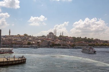 Istanbul, Türkiye'de Ağustos 11, 2018: Haliç karşı Galata Kulesi, Istanbul, Türkiye