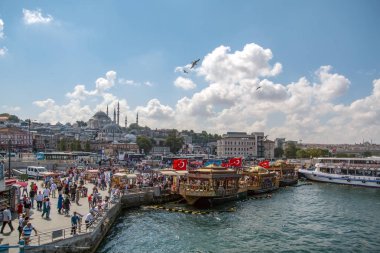 ekmekiler Istanbul, Türkiye, 20 Ağustos 2018: Istanbul Restoran Teras tekneler Haliç Galata Köprüsü waterfront Kulesi sıcak uskumru balığı balık ekmek Eminönü satış