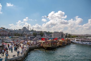 ekmekiler Istanbul, Türkiye, 20 Ağustos 2018: Istanbul Restoran Teras tekneler Haliç Galata Köprüsü waterfront Kulesi sıcak uskumru balığı balık ekmek Eminönü satış