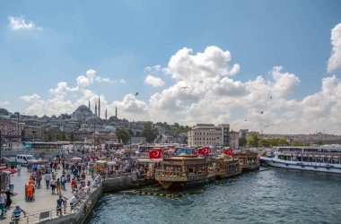 ekmekiler Istanbul, Türkiye, 20 Ağustos 2018: Istanbul Restoran Teras tekneler Haliç Galata Köprüsü waterfront Kulesi sıcak uskumru balığı balık ekmek Eminönü satış