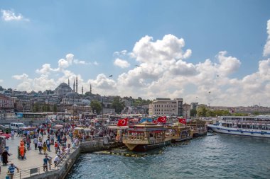 ekmekiler Istanbul, Türkiye, 20 Ağustos 2018: Istanbul Restoran Teras tekneler Haliç Galata Köprüsü waterfront Kulesi sıcak uskumru balığı balık ekmek Eminönü satış