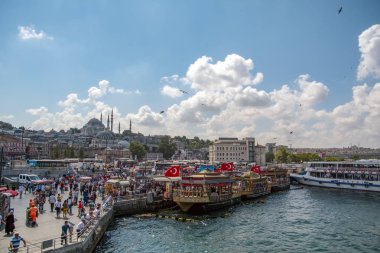 ekmekiler Istanbul, Türkiye, 20 Ağustos 2018: Istanbul Restoran Teras tekneler Haliç Galata Köprüsü waterfront Kulesi sıcak uskumru balığı balık ekmek Eminönü satış