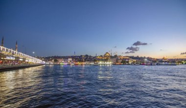 Istanbul, Türkiye'de Ağustos 11, 2018: Haliç karşı Galata Kulesi, Istanbul, Türkiye
