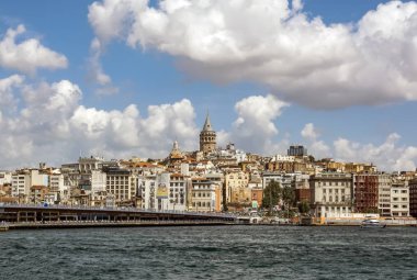 Istanbul, Türkiye'de Ağustos 11, 2018: Haliç karşı Galata Kulesi, Istanbul, Türkiye