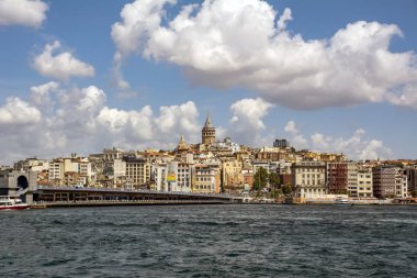 Istanbul, Türkiye'de Ağustos 11, 2018: Haliç karşı Galata Kulesi, Istanbul, Türkiye