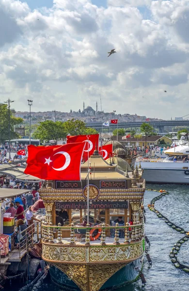 Balk Ekmekiler Istanbul Restaurant Terrace Boats Golden Horn Galata Bridge — Stock Photo, Image