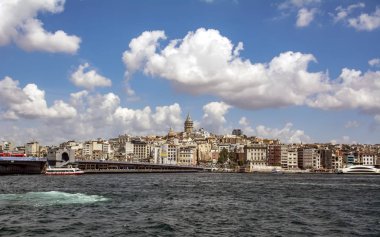 Istanbul, Türkiye'de Ağustos 11, 2018: Haliç karşı Galata Kulesi, Istanbul, Türkiye