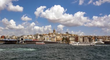 Istanbul, Türkiye'de Ağustos 11, 2018: Haliç karşı Galata Kulesi, Istanbul, Türkiye