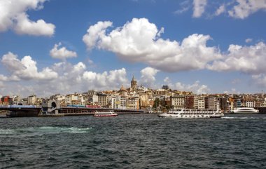 Istanbul, Türkiye'de Ağustos 11, 2018: Haliç karşı Galata Kulesi, Istanbul, Türkiye