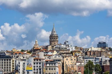 Istanbul, Türkiye'de Ağustos 11, 2018: Haliç karşı Galata Kulesi, Istanbul, Türkiye