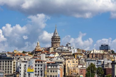 Istanbul, Türkiye'de Ağustos 11, 2018: Haliç karşı Galata Kulesi, Istanbul, Türkiye