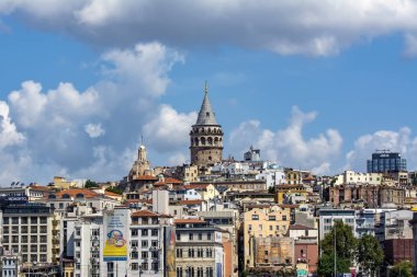 Istanbul, Türkiye'de Ağustos 11, 2018: Haliç karşı Galata Kulesi, Istanbul, Türkiye