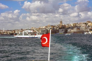 Istanbul, Türkiye'de Ağustos 11, 2018: Haliç karşı Galata Kulesi, Istanbul, Türkiye