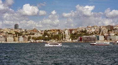 Istanbul/Türkiye-Ağustos 03,2018 güneşli gün mimarisi ve Galata Köprüsü, Eminönü, istanbul, Türkiye