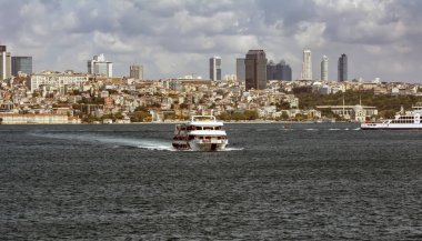 Istanbul/Türkiye-Ağustos 03,2018 güneşli gün mimarisi ve Galata Köprüsü, Eminönü, istanbul, Türkiye