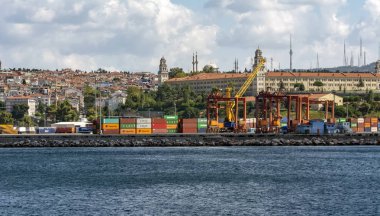 Istanbul, Türkiye, 20 Ağustos 2018: büyük konteyner gemisi bir dock bağlantı noktası, Haydarpaşa, Istanbul, Türkiye