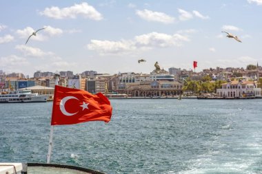 01 Ocak 2019: Türkiye'de Müslüman mimarisi ve su taşıma - güzel manzara turistik yerlerinden denizden Boğaz üzerinde yolculuk. Cityscape gün batımında - Istanbul 'un eski Camii ve Türk vapurlar, görüntülemek Haliç '.
