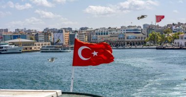 01 Ocak 2019: Türkiye'de Müslüman mimarisi ve su taşıma - güzel manzara turistik yerlerinden denizden Boğaz üzerinde yolculuk. Cityscape gün batımında - Istanbul 'un eski Camii ve Türk vapurlar, görüntülemek Haliç '.