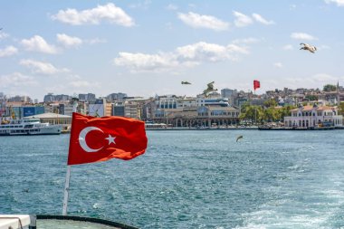 01 Ocak 2019: Türkiye'de Müslüman mimarisi ve su taşıma - güzel manzara turistik yerlerinden denizden Boğaz üzerinde yolculuk. Cityscape gün batımında - Istanbul 'un eski Camii ve Türk vapurlar, görüntülemek Haliç '.