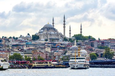 Istanbul/Türkiye-Ağustos 03,2018 güneşli gün mimarisi ve Galata Köprüsü, Eminönü, istanbul, Türkiye