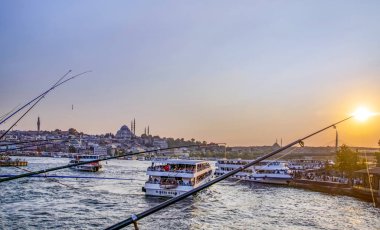 Istanbul, Türkiye 01 Ocak 2019: Türkiye'de Müslüman mimarisi ve su taşıma - güzel manzara turistik yerlerinden denizden Boğaz üzerinde yolculuk. Cityscape gün batımında - Istanbul 'un eski Camii ve Türk vapurlar, görüntülemek Haliç '.