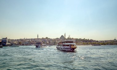 Istanbul/Türkiye-Ağustos 03,2018 güneşli gün mimarisi ve Galata Köprüsü, Eminönü, istanbul, Türkiye