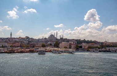 Istanbul/Türkiye-Ağustos 03,2018 güneşli gün mimarisi ve Galata Köprüsü, Eminönü, istanbul, Türkiye