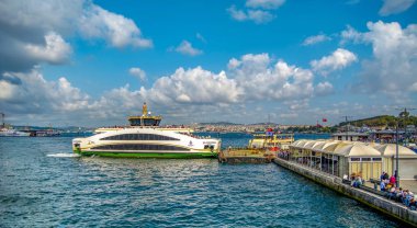 Istanbul/Türkiye-Ağustos 03,2018 güneşli gün mimarisi ve Galata Köprüsü, Eminönü, istanbul, Türkiye