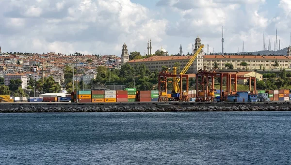 2018年8月20日 土耳其伊斯坦布尔 土耳其伊斯坦布尔 Haydarpasa 港码头上的大型集装箱船 — 图库照片