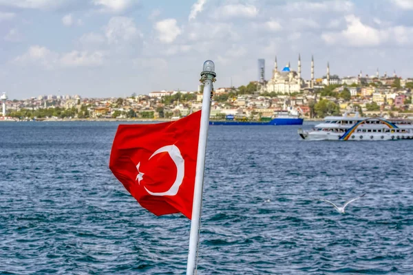 01 Ocak 2019: Türkiye'de Müslüman mimarisi ve su taşıma - güzel manzara turistik yerlerinden denizden Boğaz üzerinde yolculuk. Cityscape gün batımında - Istanbul 'un eski Camii ve Türk vapurlar, görüntülemek Haliç '.